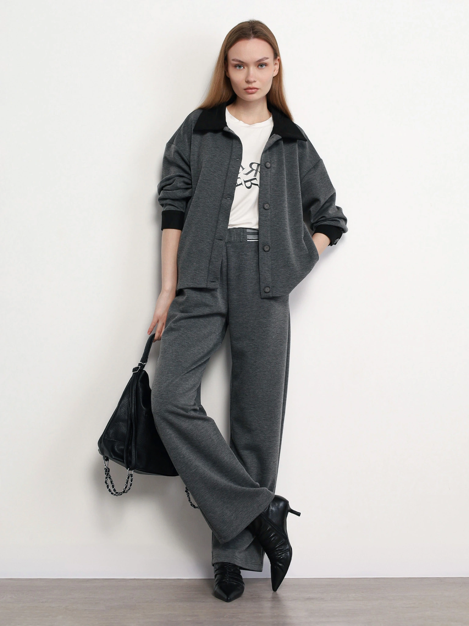 Жакет серого цвета с отложным воротником на пуговицах